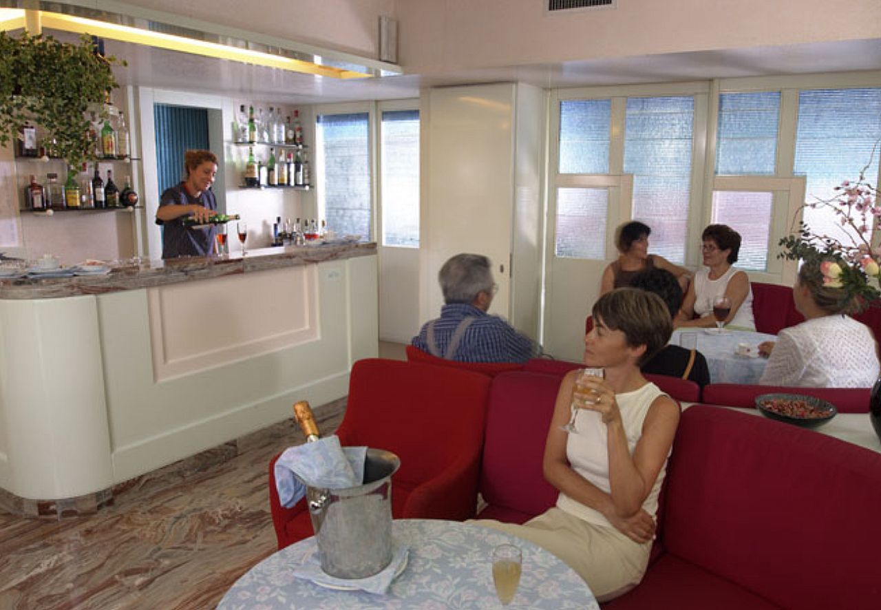 Alexander Hotel